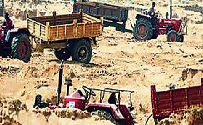 रांची : 2500 की जगह 4000 में मिल रहा एक ट्रक बालू