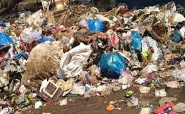 सफाईकर्मियों की हड़ताल से शहर में कूड़े-कचरे का अंबार