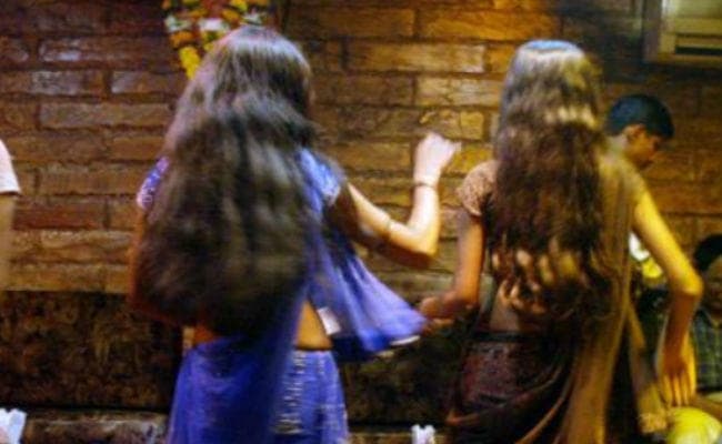 महिला डांसर के साथ बदसलूकी, सरेआम कपड़े फाड़े, मारपीट भी की