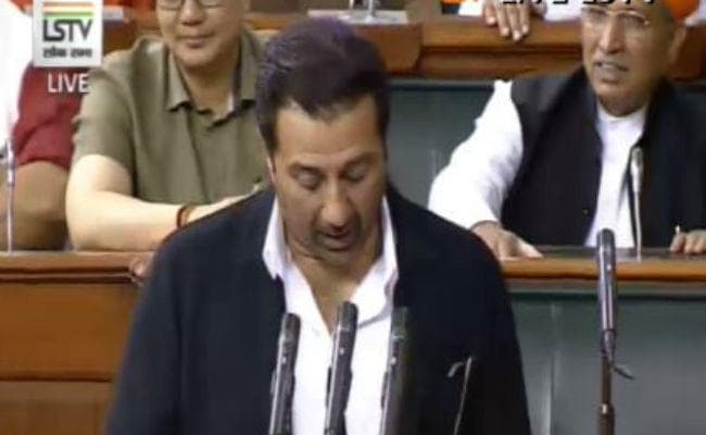 लोकसभा: कई सांसदों ने ली शपथ, ‘अपहोल्ड'' की जगह ‘विथहोल्ड'' पढ़ बैठे सनी देओल फिर...