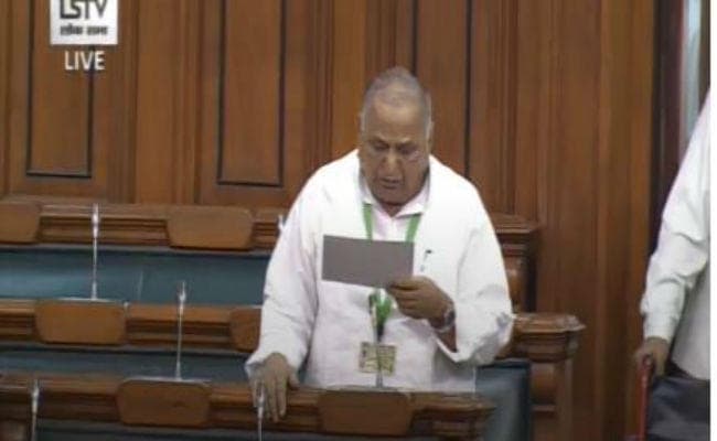 व्हील चेयर पर लोकसभा में पहुंचे मुलायम, निर्धारित क्रम से पहले ली शपथ