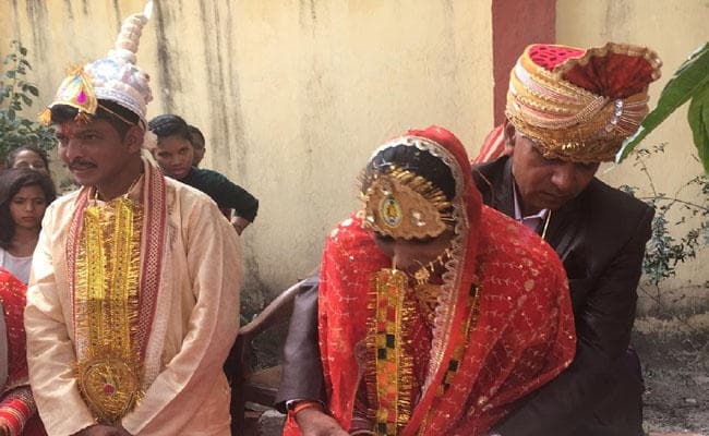 दो अनाथ युवतियों  की हुई शादी, पुलिस वाले बने भाई और पिता