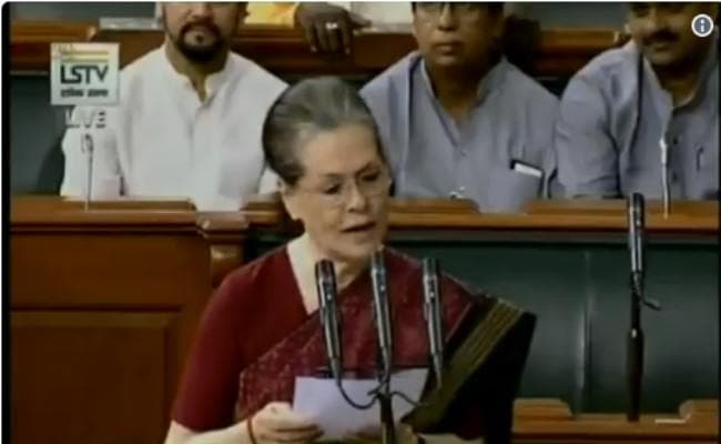 सोनिया गांधी ने शपथ ली, पक्ष-विपक्ष ने मेज थपथपाकर किया स्वागत