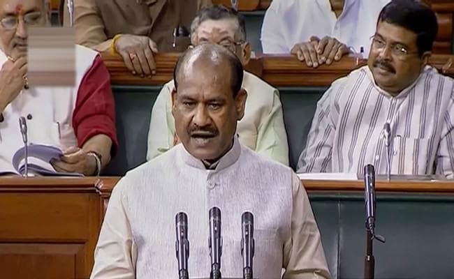 संसद सत्र का दूसरा दिन: सोनिया, मुलायम, अखिलेश और बिड़ला ने ली शपथ