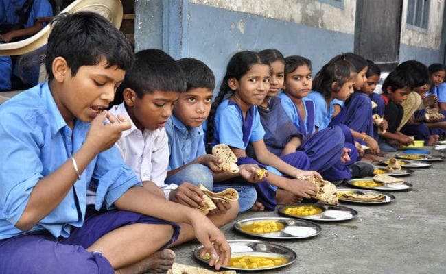 धनबाद : एमडीएम का अंडा खाने के बाद बीमार पड़े दर्जन भर छात्र-छात्राएं