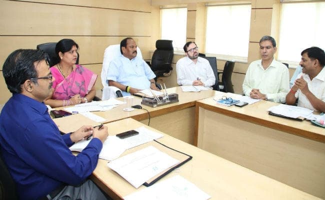 साक्षरता विभाग की समीक्षा बैठक में बोले CM रघुवर : स्थानीय भाषा के शिक्षकों की भी नियुक्ति करें