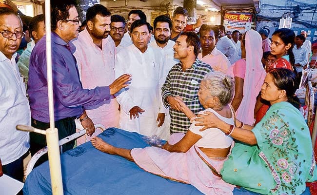 गया : लू के मरीजों का हाल-चाल जानने पहुंचे शिक्षा मंत्री कृष्णनंदन वर्मा, कहा घबराने की जरूरत नहीं, राज्य सरकार गंभीर