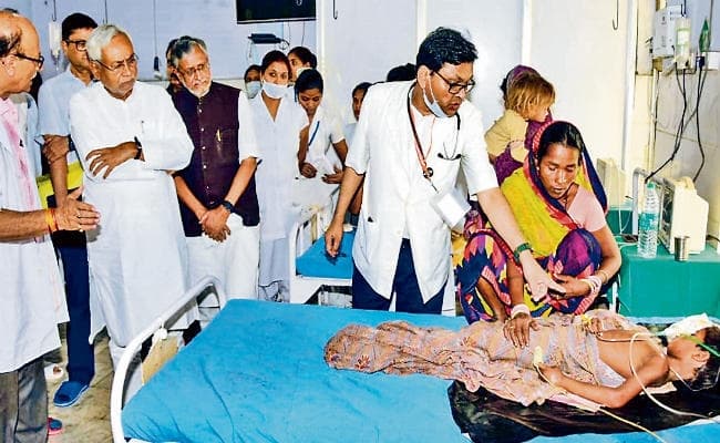 चमकी बुखार : 400 पीड़ित बच्चों के घरों का आज से होगा सर्वेक्षण, सीएम ने कहा- एसकेएमसीएच में अतिरिक्त डॉक्टरों की करें तैनाती