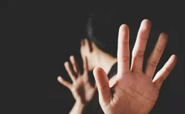 स्कूल निदेशक पर लगे यौन शोषण आरोप मामले में बचाव में उतरी निदेशक की पत्नी, शिक्षिका पर लगाए ये आरोप...