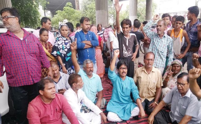 दुकान तोड़े जाने के विरोध में दुकानदारों ने दिया धरना, दुकानदारों को मिला माले विधायक का साथ