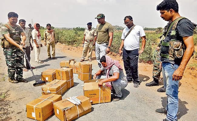 गोमो : एनएच के पास झाड़ियों से 10 पेटी विस्फोटक बरामद