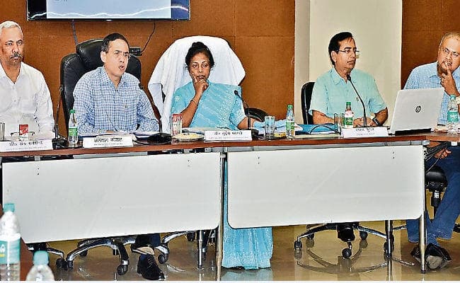 रांची : मंत्री डॉ लुईस मरांडी ने विभाग के अधिकारियों से कहा, सहायिका-सेविका को मानदेय मिलने के बाद ही लें तनख्वाह