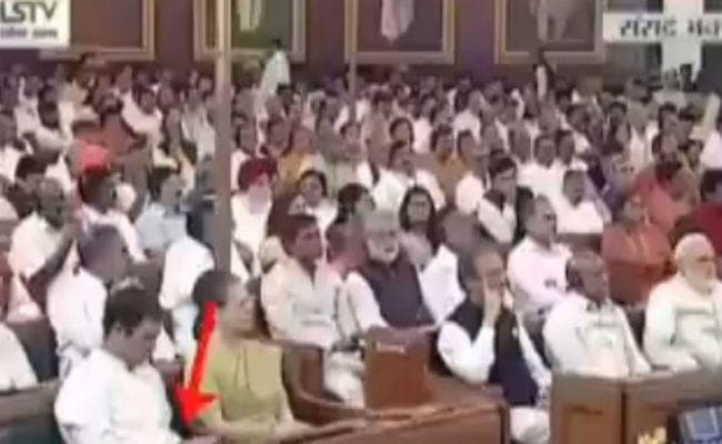 राष्‍ट्रपति के अभिभाषण के दौरान मोबाइल पर बिजी नजर आये राहुल गांधी, भाजपा सांसदों ने कसा तंज