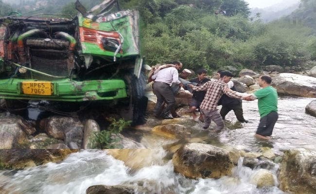 कुल्लू में बस गहरे नाले में गिरी, 27 लोगों की मौत, पीएम मोदी ने जताया दुख