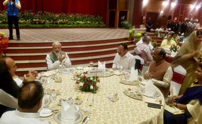 PM मोदी ने संसद सदस्यों को दिया रात्रिभोज, सोनिया, राहुल व अखिलेश नहीं हुए शामिल