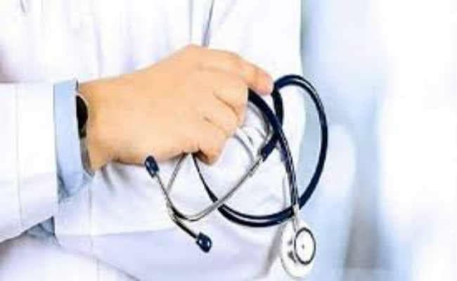 युवक की अस्पताल में मौत पर परिजनों-चिकित्सकों में मारपीट