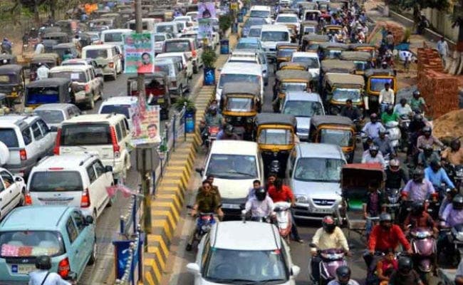 नगरों की व्यस्त सड़कों पर भी हर तरह के वाहनों को छूट क्यों?