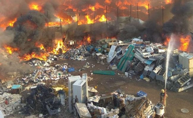 दिल्ली : कालिंदी कुंज स्टेशन के पास फर्नीचर मार्केट में लगी भीषण आग, रोकी गई मेट्रो