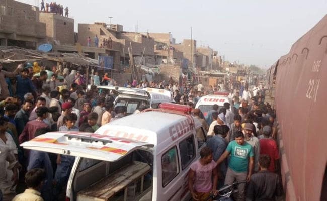 Pakistan : ट्रेन दुर्घटना में तीन लोगों की मौत, कई घायल