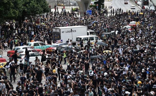 Hong Kong में विधेयक के खिलाफ प्रदर्शन तेज, कैरी लैम के इस्तीफे पर अड़े प्रदर्शनकारी