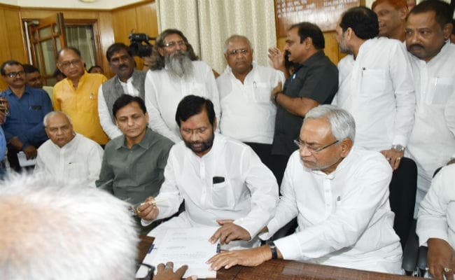 राज्यसभा उपचुनाव : रामविलास पासवान ने दाखिल किया नामांकन, CM नीतीश समेत कई नेता रहे मौजूद