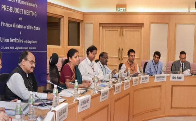 बजट पूर्व बैठक : वित्त मंत्री सीतारमण ने राज्यों से कहा, लक्ष्यों को हासिल करने को केंद्र के साथ मिलकर चलें