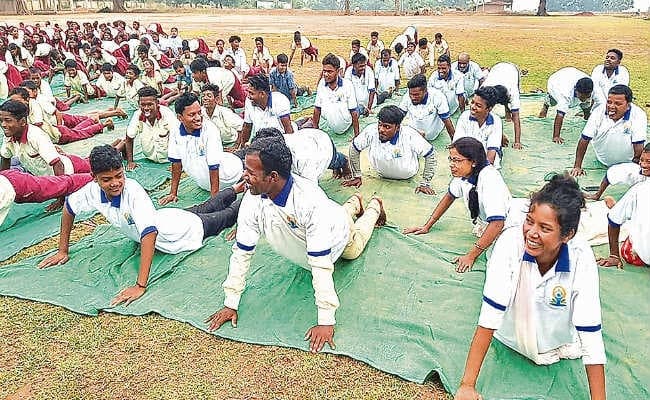 विश्व योग दिवस : योग कर निरोग रहने का लिया गया संकल्प