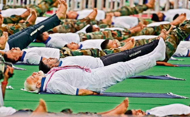 बारिश में भी नहीं थमा उत्साह, प्रधानमंत्री नरेंद्र मोदी संग 40 हजार लोगों ने किया योग