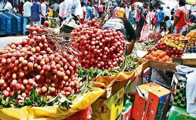 चमकी बुखार : अफवाह के कारण लीची कारोबार को लगी चपत, 1300 रुपये पेटी थी कीमत, अब 150 रुपये भी देने को कोई तैयार नहीं