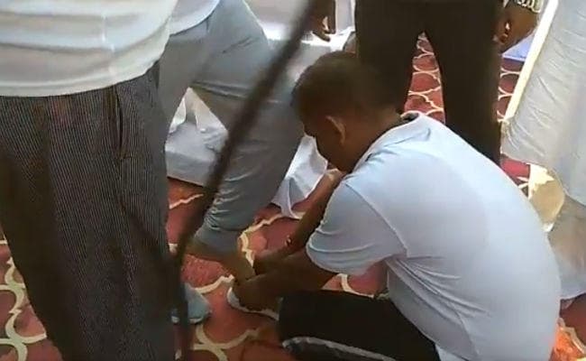 UP : कैबिनेट मंत्री ने सरकारी कर्मचारी से पहनवाया जूता, वीडियो वायरल