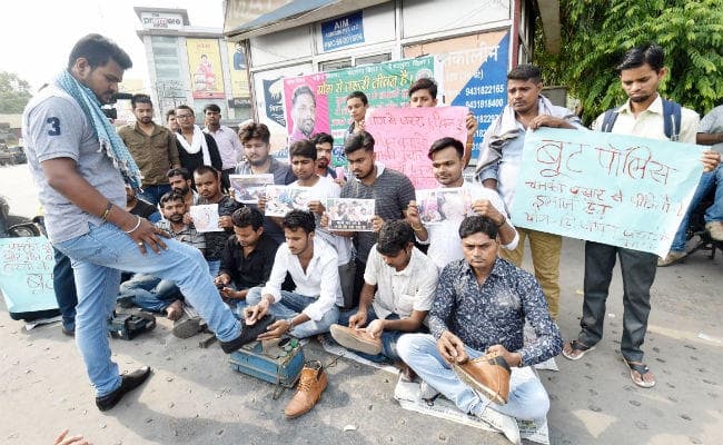 AES पीड़ित बच्चों के इलाज में मदद के लिए जन अधिकार छात्र परिषद के कार्यकर्ताओं ने जूते पॉलिश कर जुटाये पैसे