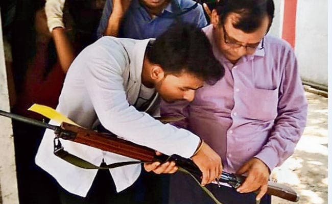 पटना : योग कर लौटने के बाद सदर एसडीओ के सरकारी आवास में तैनात गार्ड ने गोली मार की खुदकुशी, काम का था दबाव