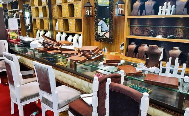 दो-दो की संख्या में ग्राहक बन पहुंचे अपराधी, अंदर की स्थिति देख बाकी साथियों को बुलाया, छोड़ी गमछी डॉग स्क्वायड सड़क पर जा कर रुकी