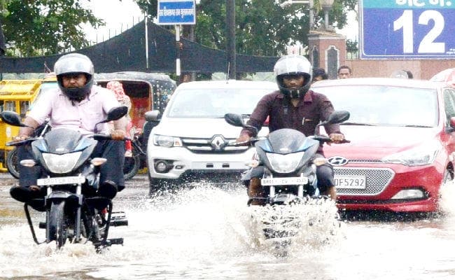 बिहार पहुंचा मॉनसून : पटना समेत कई जिलों में बारिश, पहली बारिश में ही कई इलाकों में जलजमाव, CM ने बुलायी बैठक