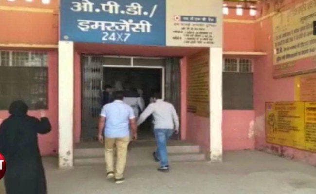 मुजफ्फरनगर में बेहोश महिला को स्वास्थ्य केंद्र में बंद कर चलते बने अधिकारी