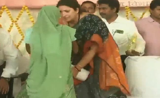 अमेठी में स्मृति ईरानी के पैरों पर गिर कर महिला में मांगा न्याय