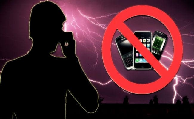 मोबाइल फोन पर बात के दौरान आकाशीय बिजली की चपेट में आया शख्स, मौत