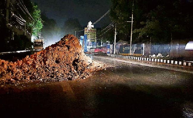 रांची : सड़क किनारे गड्ढा खोद कर छोड़ दिया, गिर कर घायल हो रहे हैं लोग, विभाग नहीं दे रहा है ध्यान