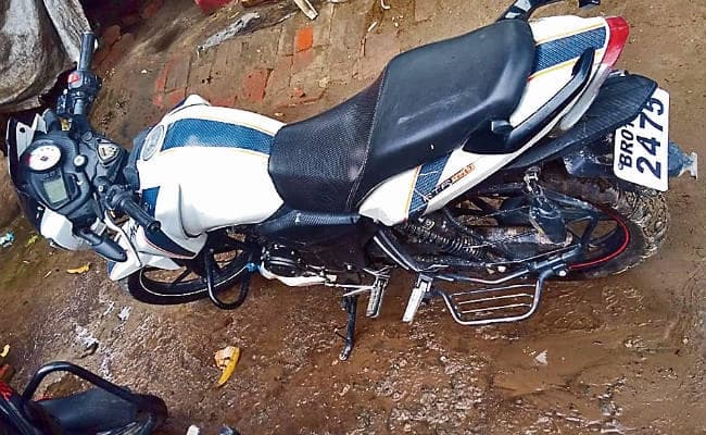 पटना :डकैती के बाद एक किलोमीटर दूर नाले के किनारे लाइनर ने छोड़ी सफेद रंग की अपाची बाइक, बुलेट का है नंबर प्लेट