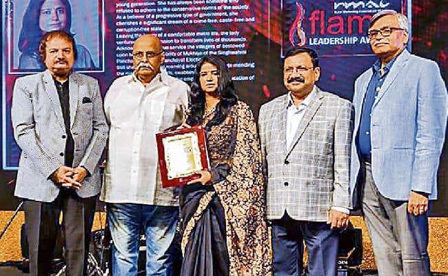 पटना : मुखिया रितु को अंतरराष्ट्रीय सम्मान फ्लेम लीडरशिप अवार्ड