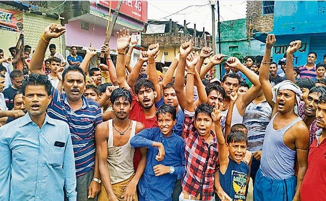 सीवान में दो व्यवसायियों से लूट, पिता-पुत्र को मारी गोली