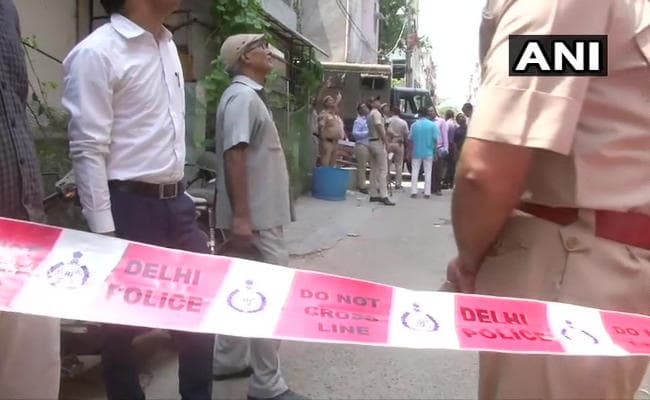 दिल्ली में बुजुर्ग दंपती और नौकरानी की हत्या