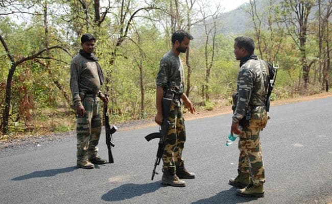 नक्सलियों से निबटने और आदिवासियों के रीब जाने के लिए दंतेवाड़ा के जवान सीख रहे हैं गोंडी बोली