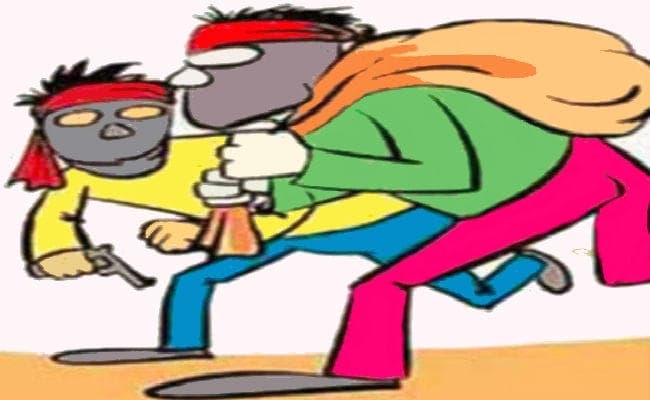 अपराधियों ने फायरिंग कर व्यवसायी से लूटे 6.31 लाख रुपये, बैंक जाने के दौरान दिया घटना को अंजाम