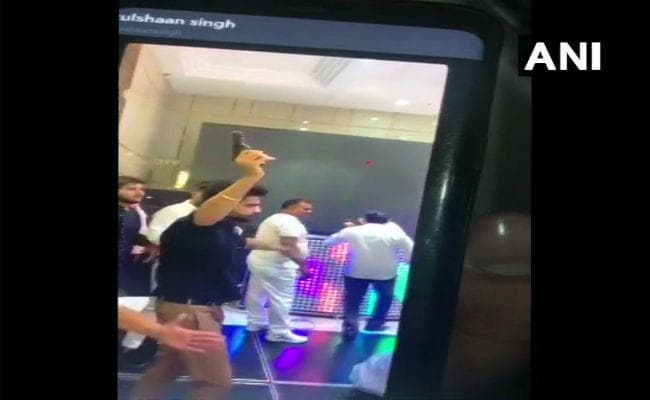 पार्टी में डांस फ्लोर पर खुलेआम की फायरिंग, दहशत में लोग, मामला दर्ज