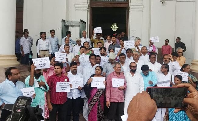 ‘कट मनी’ के खिलाफ बंगाल विधानसभा में विपक्ष का हंगामा, कांग्रेस-वाम ने किया वाकआउट