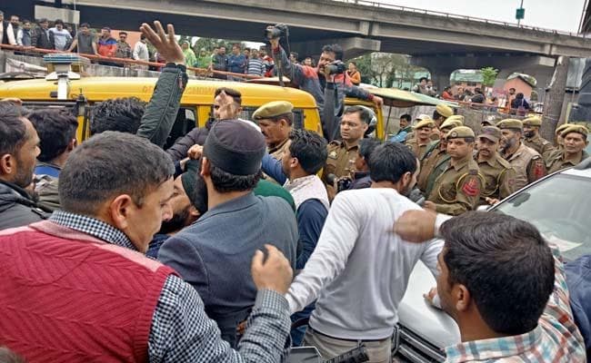 शिक्षकों का प्रदर्शन, पुलिस से धक्का-मुक्की