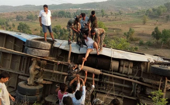 गढ़वा में दर्दनाक दुर्घटना, खाई में गिरी यात्री बस, पांच की मौत, 43 घायल