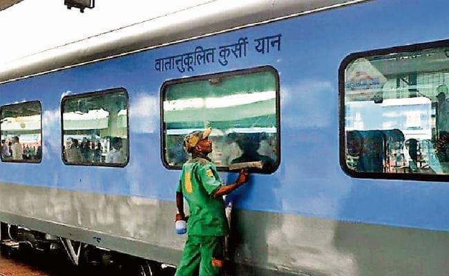 रांची : जेनेरेटर कार और बोगी की कमी से लेट हो रहीं रांची से खुलनेवाली ट्रेनें