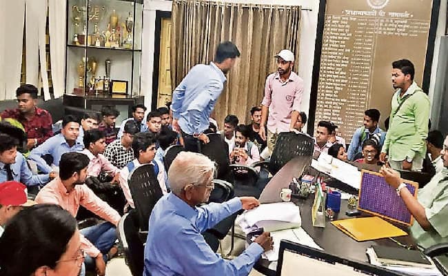 रांची : शुल्क वृध्दि के विरोध में आजसू छात्र संघ का प्रदर्शन, नारेबाजी